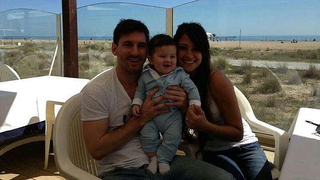 Messi enseña una foto con su hijo Thiago