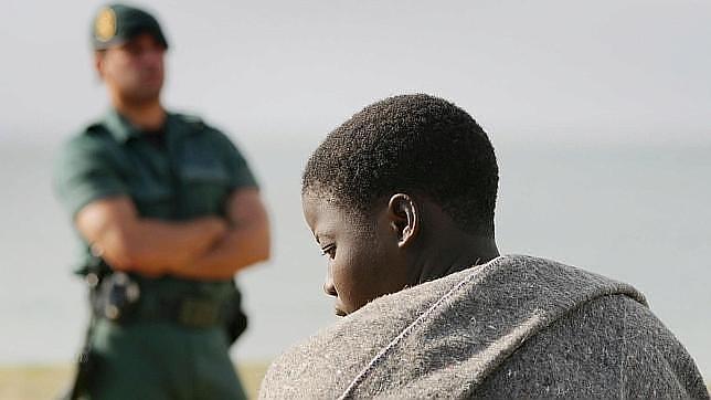 La Guardia Civil realiza miles de servicios humanitarios cada año; en la imagen, tras el rescate de una patera