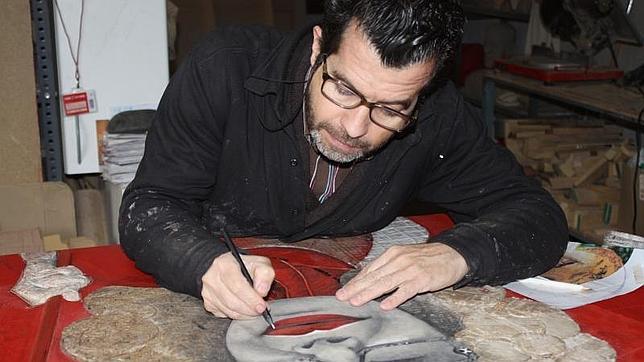 Romero trabaja sobre los labios de la Duquesa de Alba en una de sus obras