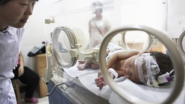 El bebé, en la incubadora