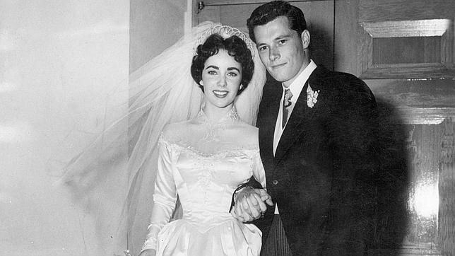 El primer vestido de novia de Elizabeth Taylor se subasta por casi 144.000  euros