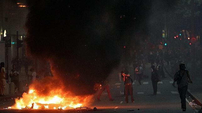 Las protestas en Brasil acaban enfrentando a manifestantes con la policía