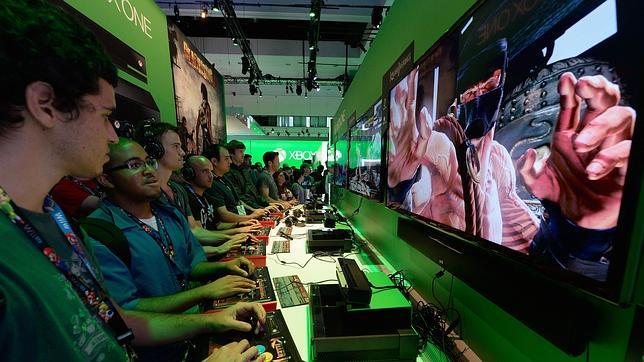 Jugadores en la E3 probando la Xbox One