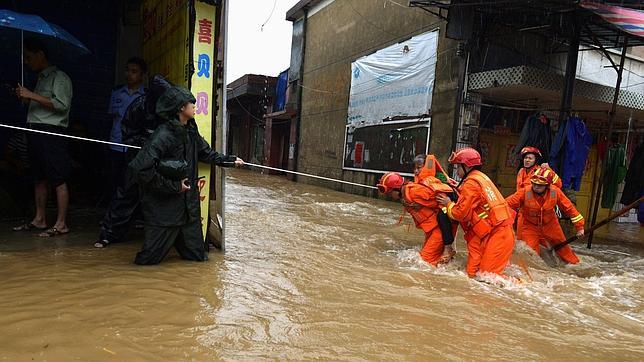 Al menos 37 muertos y más de 140.000 evacuados por las fuertes lluvias en China