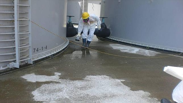 TEPCO cree que la filtración radiactiva se produjo tras mover uno de los tanques