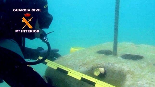 Los pescadores de la Bahía de Algeciras, dispuestos a sacar los bloques por sí mismos para poder faenar