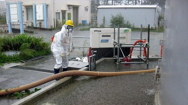 Operarios de Fukushima trabajando
