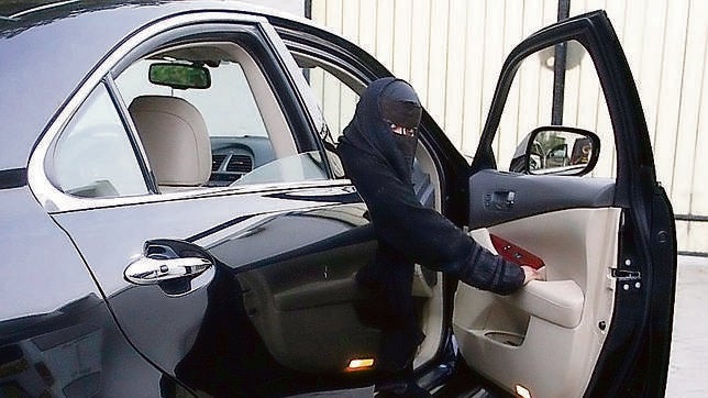 Una mujer se apea de un vehículo en Arabia Saudí, país que no otorga licencias de conducción a mujeres