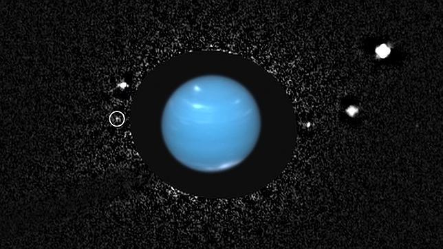 Náyade, el punto de luz a la izquierda de Neptuno, en una imagen del Hubble