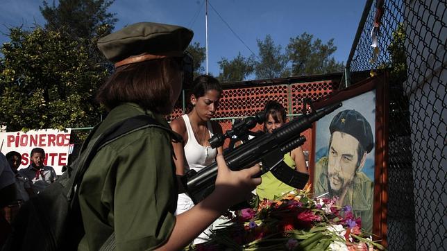 Una niña vestida como el guerrillero Ernesto Che Guevara, con un arma de juguete, durante un homenaje el martes en una escuela de La Habana