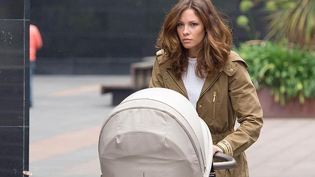 Jessica Bueno, ajena a los ataques de Kiko Rivera, da un paseo por las calles de Eibar