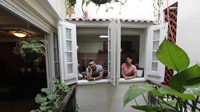 Los dueños del hostal «Compostela», en su negocio en La Habana