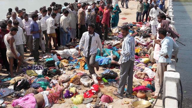 Al menos 91 muertos tras una estampida en un templo hindú de la India