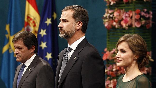 Los Príncipes de Asturias presiden la entrega de los galardones en el Teatro Campoamor de Oviedo