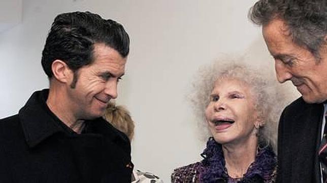 El escultor con la duquesa de Alba y su marido, Alfonso Díez