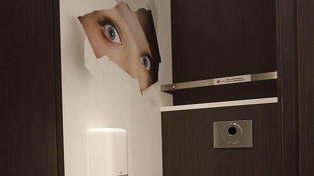 Decoración de las cabinas de los nuevos aseos de pago para caballeros de Atocha