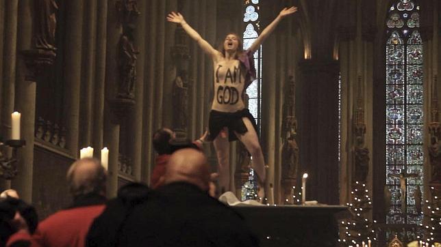 Una activista de Femen interrumpe la misa de Navidad en la catedral de Colonia
