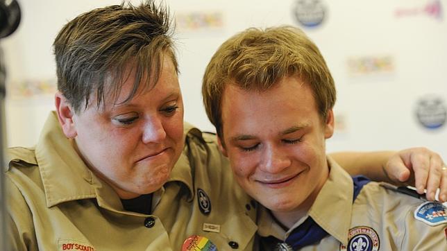 Dos activistas se abrazan tras la decisión de los Boy Scouts