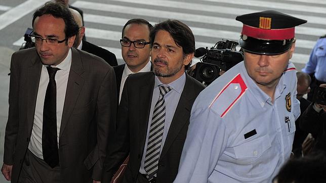 Oriol Pujol (con corbata a rayas) está inculpado en el caso de las ITV