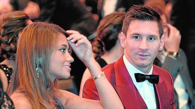 El «smoking» rojo de Messi «destaca» por goleada
