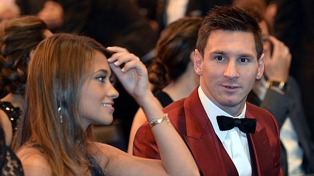 Messi brilla con su traje color vino tinto