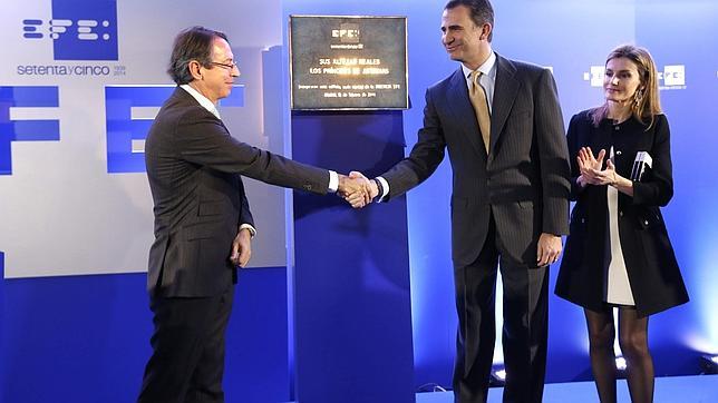 Doña Letizia lució un vestido blanco y un abrigo negro