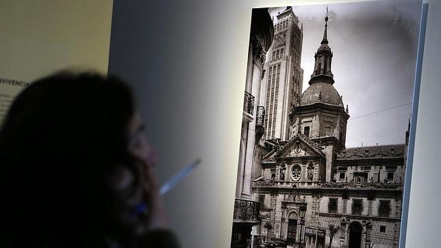 Una de las imágenes: la iglesia de las Calatravas, en 1920. Detrás, asomaba la modernidad del edificio del Banco Vitalicio