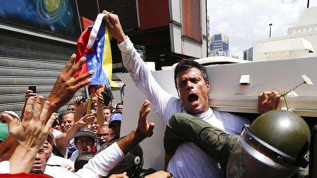 Leopoldo López difunde un vídeo camino a la cárcel: «No me arrepiento»