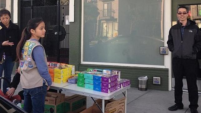 La niña que se forró vendiendo galletas ante una tienda marihuana