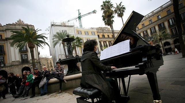 Una imagen de la pasada edición del concurso, con un piano en la plaza Reial