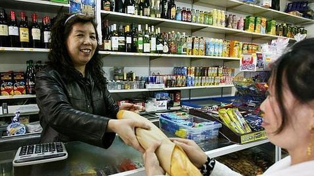 Doce jóvenes asaltan un chino y se llevan bebidas, comida y la caja
