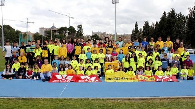 El equipo al completo posando en la foto de familia
