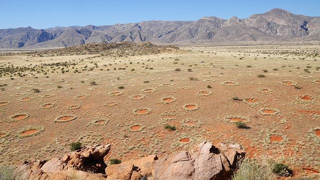 Vista aérea de los misteriosos círculos de hadas de Namibia