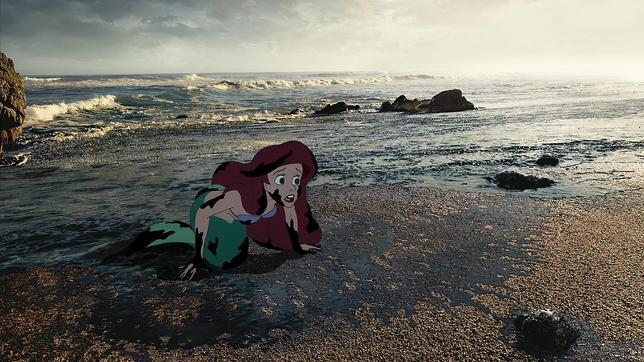 La sirenita Ariel, atrapada en medio de una marea negra.