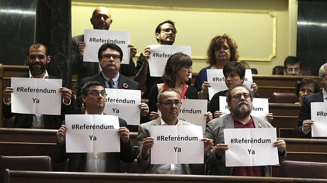 Los diputados de IU exhiben carteles por el referéndum Monarquía-República