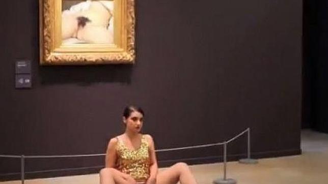 El Museo d'Orsay guarda silencio tras performace de Deborah de Robertis