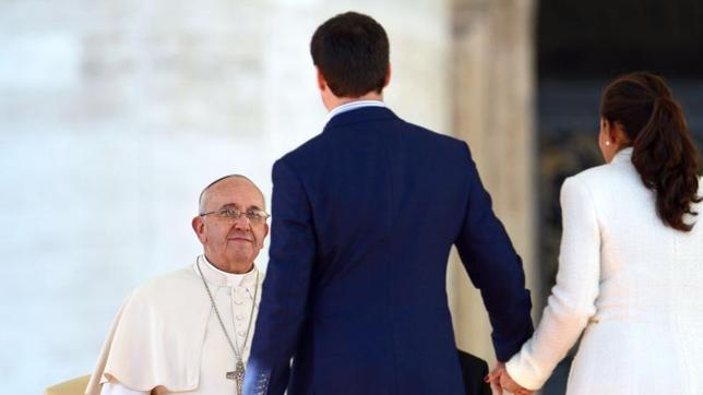 El Papa junto a una pareja de jóvenes el día de San Valentín en la plaza de San Pedro