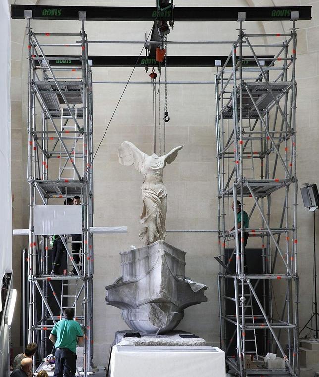 La Victoria de Samotracia, situada en una de las más magnas escaleras del Louvre, volvió ayer a su espacio monumental tras diez meses de restauración