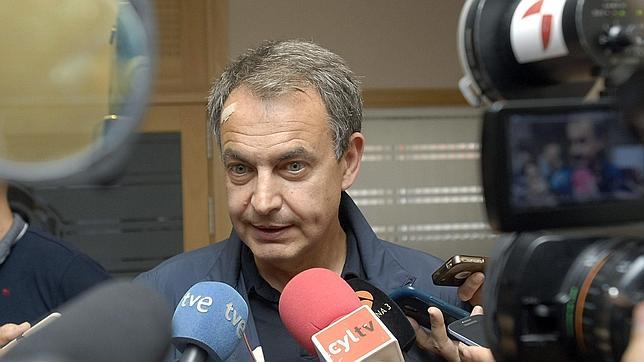 José Luis Rodríguez Zaptero, el pasado del PSOE, acudió este domingo 13 de julio a votar con una tirita en el lado derecho de la frente