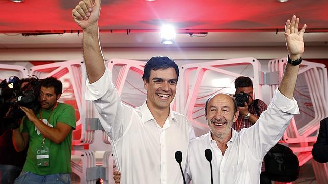 Rubalcaba y Sánchez celebran la victoria del madrileño en la sede de Ferraz