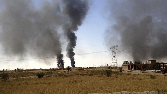 Columnas de humo tras los enfrentamientos en la refinería de Baiji a finales de julio
