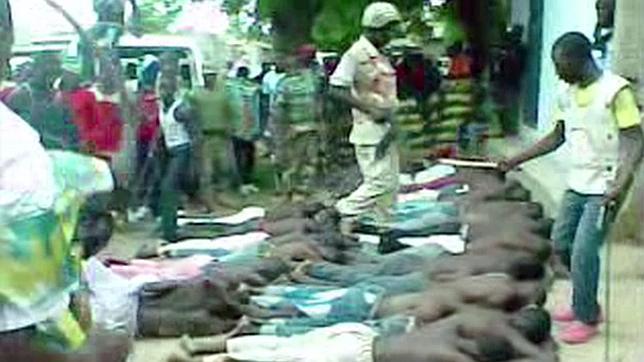 Captura de uno de los vídeos difundidos por Amnistía Internacioanl que muestra como los detenidos son golpeados por las fuerzas nigerianas