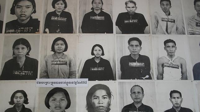 Entre 15.000 y 20.000 prisioneros pasaron por la cárcel de Tuol Sleng (S-21), donde fueron retratados antes de ser interrogados, torturados y ejecutados. Oficialmente, sólo nueve sobrevivieron