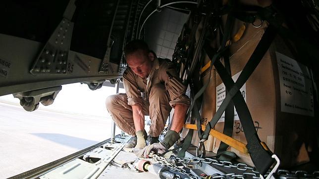 Un soldado estadounidense preparándose para entrar en combate
