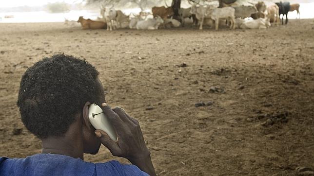 Un pastor africano utilizando el móvil