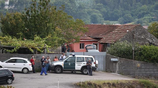 La Guardia Civil, apostada en la casa de Barro (Pontevedra) donde se han producido los hechos