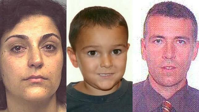 Imágen del menor junto a sus padres difundida por la Interpol