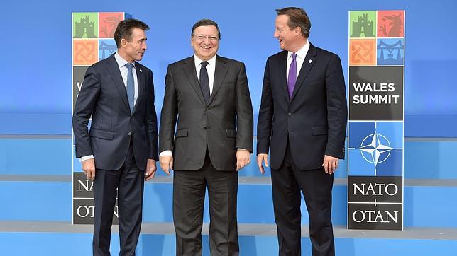 El presidente de la CE (centro) junto al secretario general de la OTAN (izq.) y al primer ministro británico (dcha.)