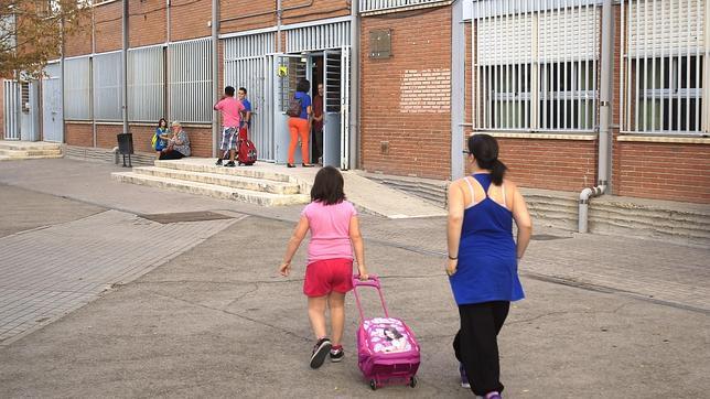 Más de 600.000 alumnos de Infantil y Primaria regresan este martes a las aulas en la Comunidad de Madrid, un día antes que sus compañeros de Secundaria, Bachillerato y FP.