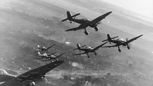Una escuadra de bombarderos en picado «Stuka» sobrevuelan cielo enemigo